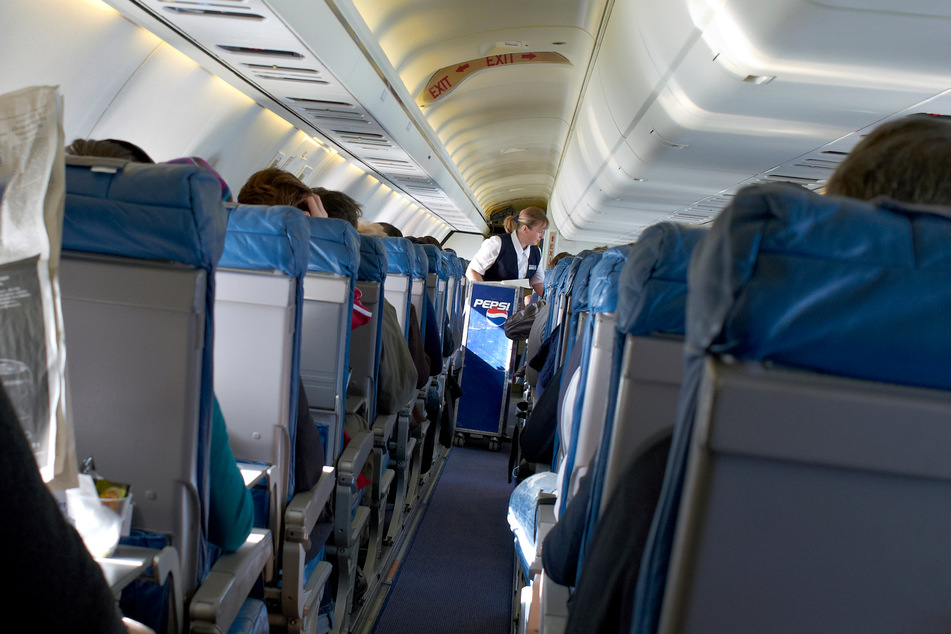 Ein Flugbegleiter von American Airlines soll heimlich minderjährige Mädchen auf der Bordtoilette gefilmt haben. (Symbolbild)