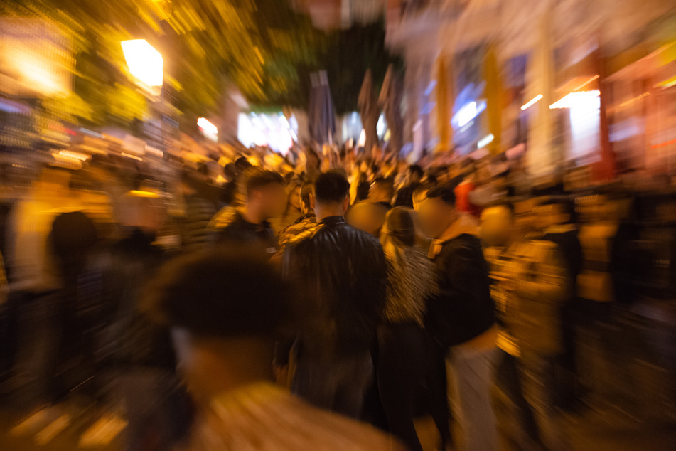 Menschen tummeln sich in der Hamburger Sternschanze.
