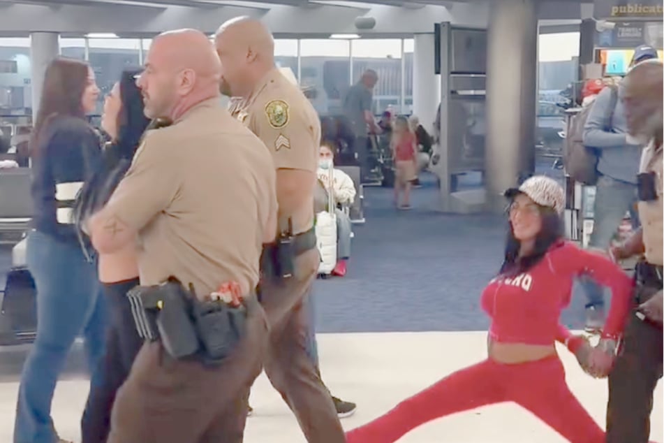 Bei ihrer Festnahme fehlte den OnlyFans-Models jede Einsicht und sie machten weiter mit der Show.