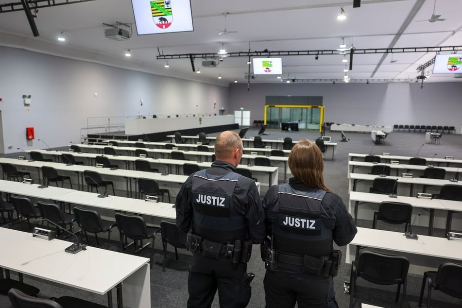 Im Verhandlungssaal vom Interims-Gerichtsgebäude wir der Angeklagte in einer schusssicheren Glaskabine sitzen.