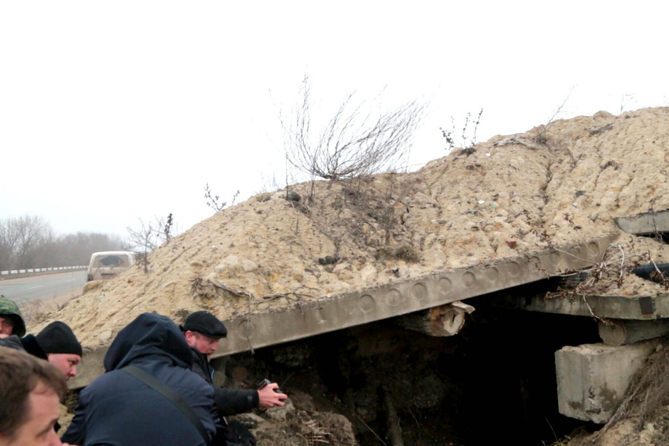 Journalists take cover as mortar fire reportedly hits in the Donetsk region.