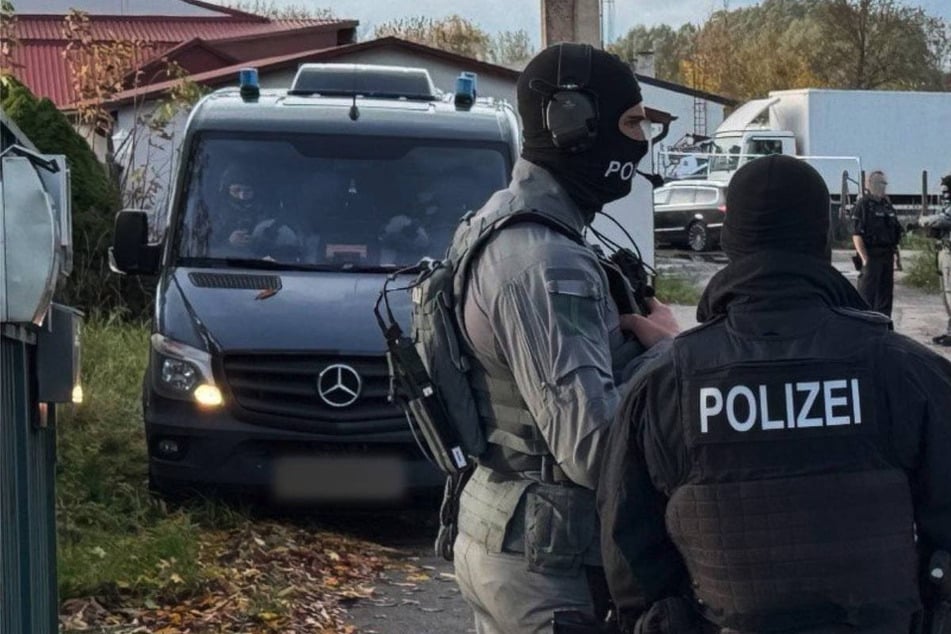 Polizei durchsucht "Russenbahnhof" nach Waffen und findet "wirklich scharfes Zeug"