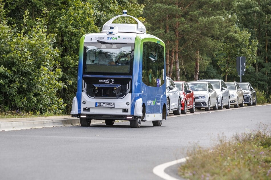 Dieser Bus fährt ganz ohne Fahrer, also autonom. Derzeit läuft ein Pilotprojekt in Klitten (Lausitz). Aber der Bus hat noch Macken.
