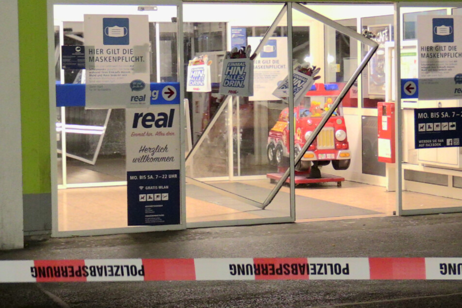 In Wülfrath sprengten Unbekannte den Geldautomaten in einer Real-Filiale.