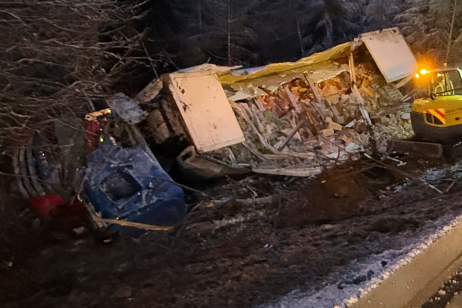 Laster mit 15 Tonnen Eiern landet im Graben: Sperrung nach Unfall auf A93