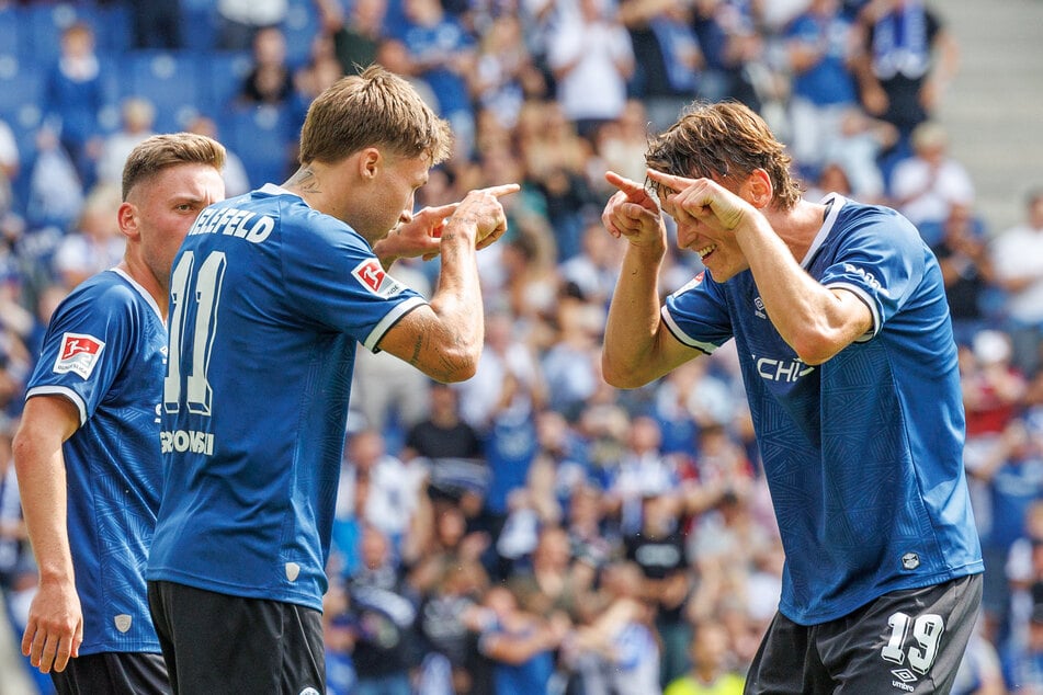 Grodowski (l.) sticht erneut zu und feiert seinen Treffer.