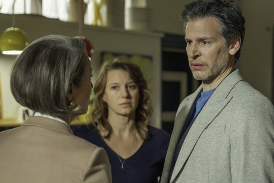 Auch in der neuen Staffel geht der Machtkampf zwischen Richard (Florian Odendahl, 50) und seiner Mutter Victoria (Carolina Schreiber, 64) weiter.