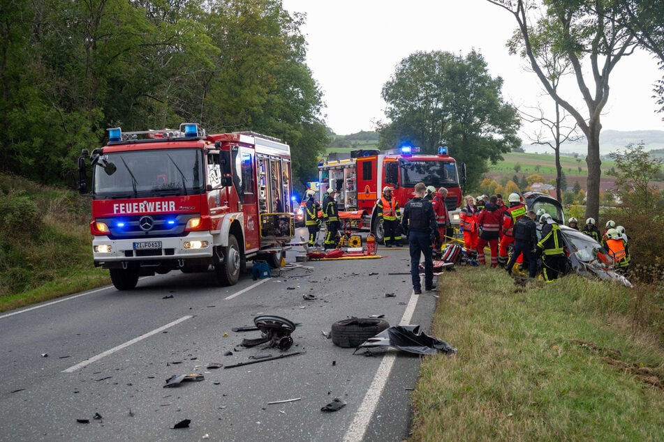 Rettungskräfte an der Unfallstelle: Zwischen Großschönau und Spitzkunnersdorf hat es am gestrigen Freitagnachmittag geknallt.