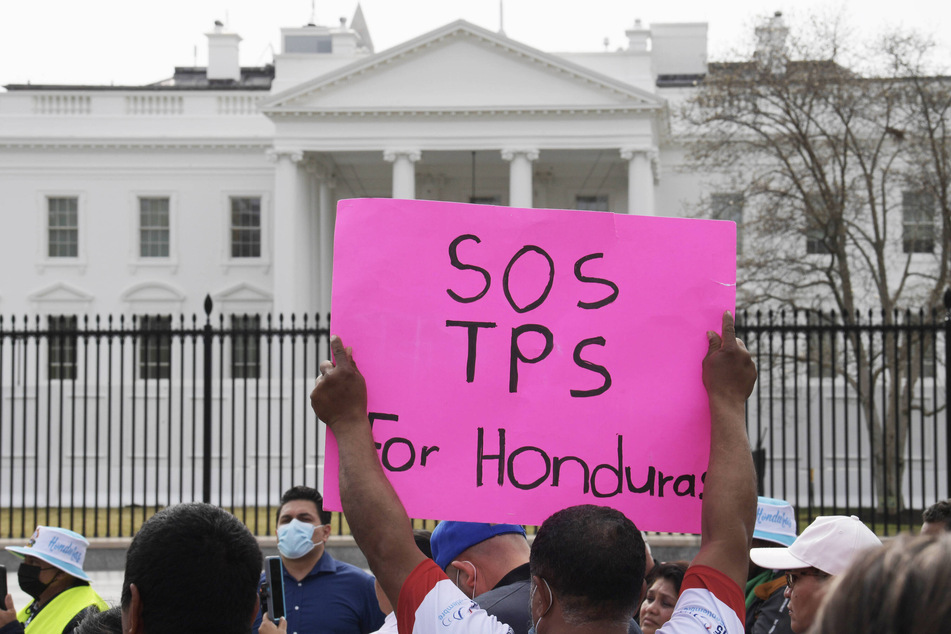 Honduran immigrants and activists rally outside the White House demanding TPS re-designation.