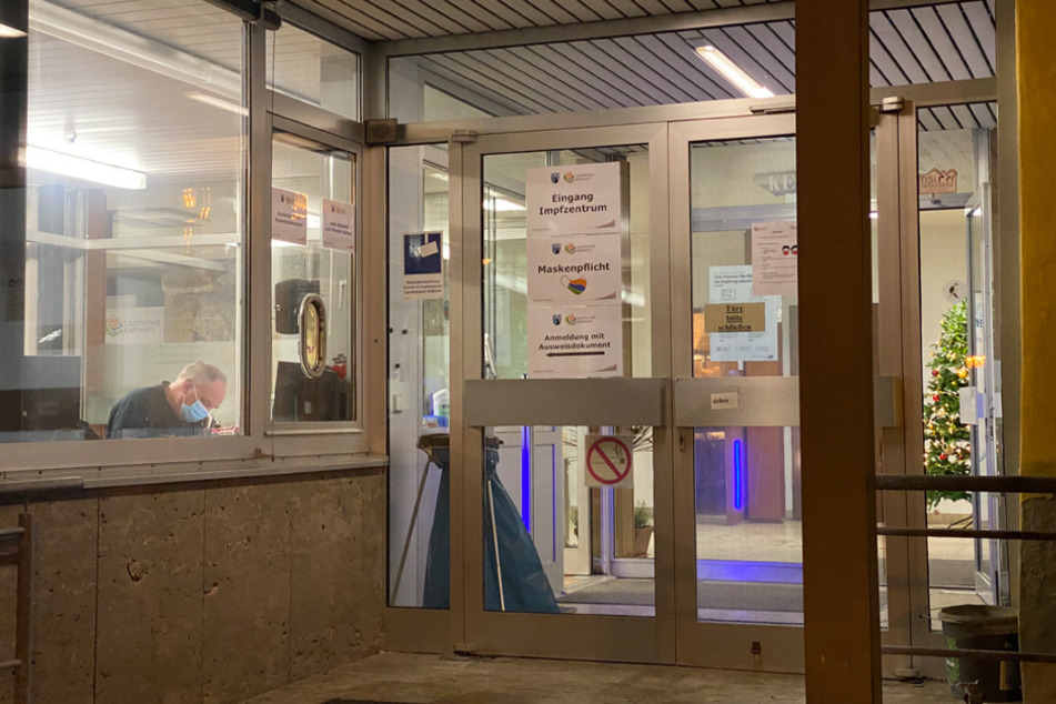 Am Gebäude des ehemaligen Landratsamtes in Kelheim wurde ein Einschussloch entdeckt.