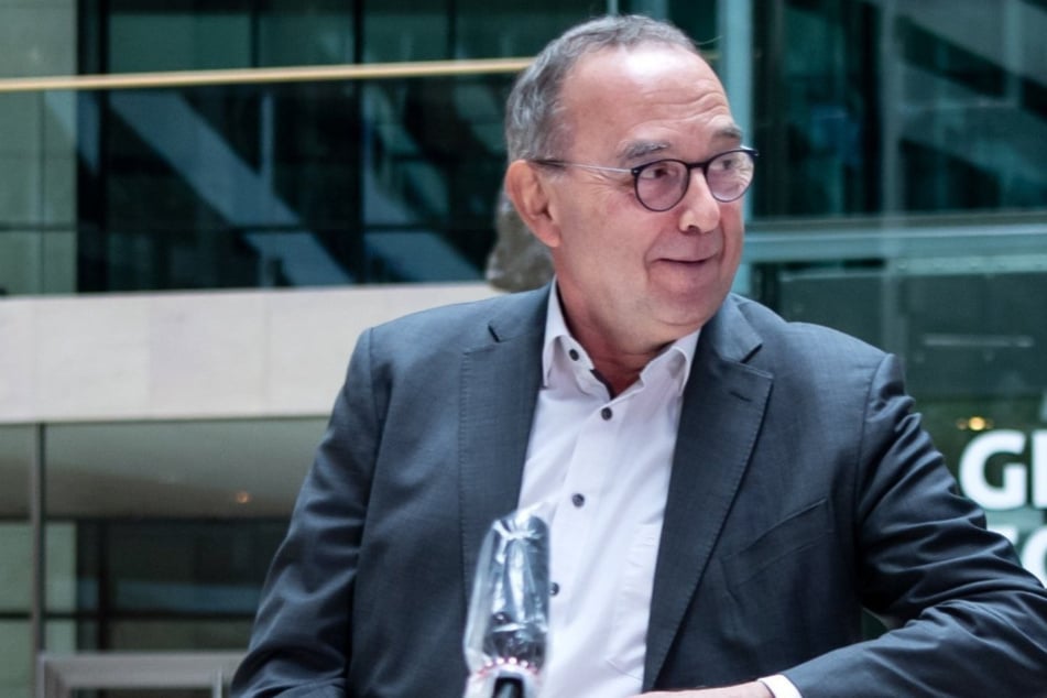 Norbert Walter-Borjans (67, SPD).