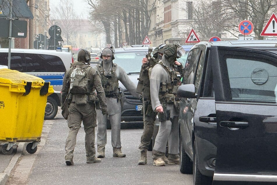 Kräfte des SEK bei ihren Vorbereitungen. Im Leipziger Osten läuft aktuell ein Großeinsatz der Polizei.