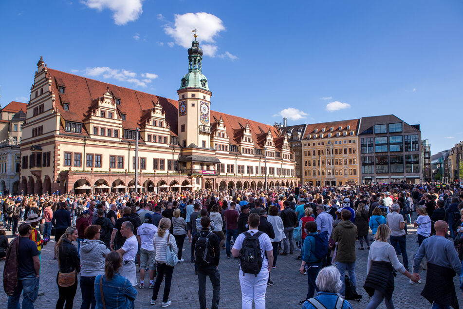 Bereits im Frühjahr und im Sommer gab es Demonstrationen gegen die Corona-Maßnahmen in Leipzigs Innenstadt. (Archivbild)