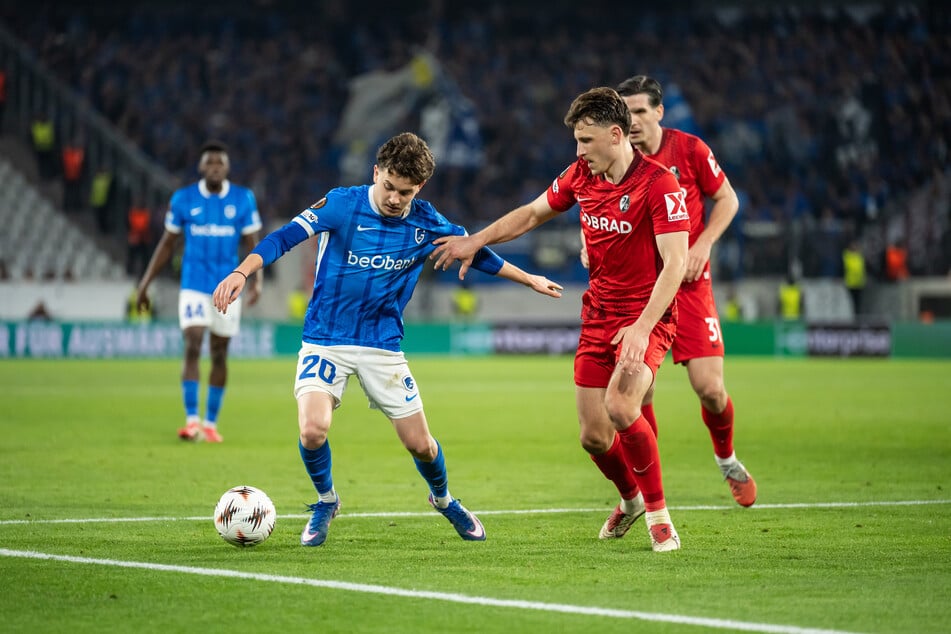Konstantinos Karetsas (18, l.) unterschreibt in Dortmund einen Fünfjahresvertrag.