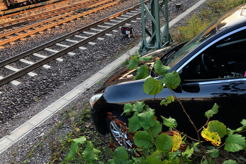 Der Nissan-Fahrer hatte den Rückwärts- mit dem Vorwärtsgang verwechselt und war einen Abhang in Richtung Gleisbett gerutscht, anstatt aus der Parklücke zu fahren.