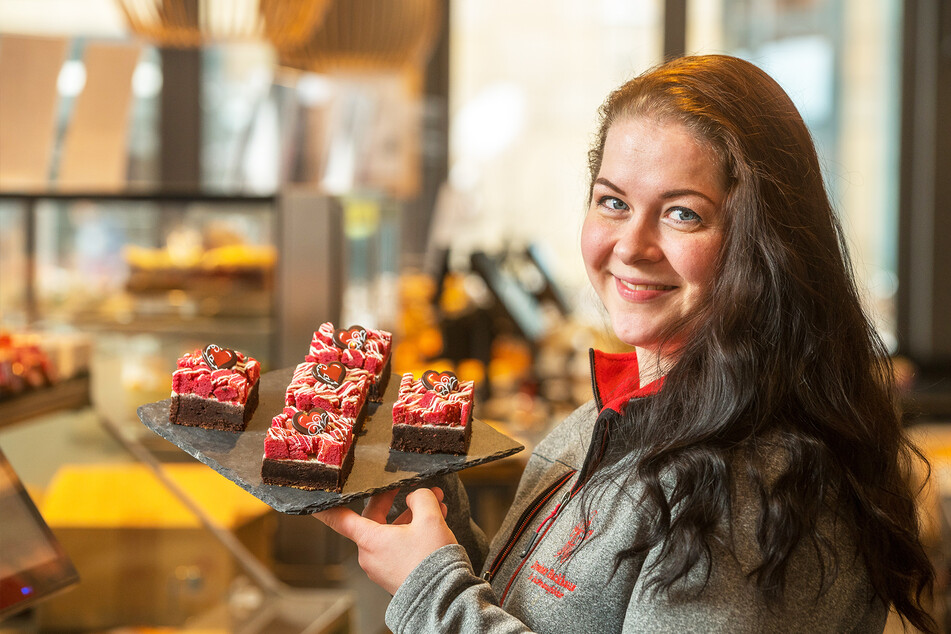 Hanni Müller (29) zeigt die leckeren Valentins-Brownies vom Backhaus Dresden.