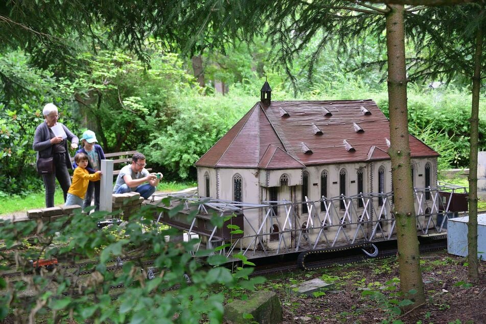 Interaktive Elemente wie bewegliche Figuren, Gartenbahnen und Wasserräder machen den Besuch im Klein-Erzgebirge in Oederan besonders lebendig.