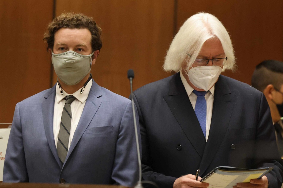 Actor Danny Masterson (l.) with his lawyer Thomas Mesereau during his arraignment on three rape charges in 2020.