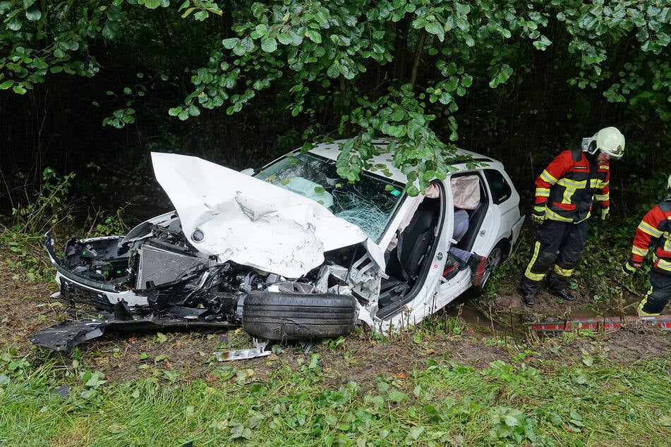 Im angrenzenden Wald: Die Front des Škoda Octavia wurde vollkommen zerfetzt.