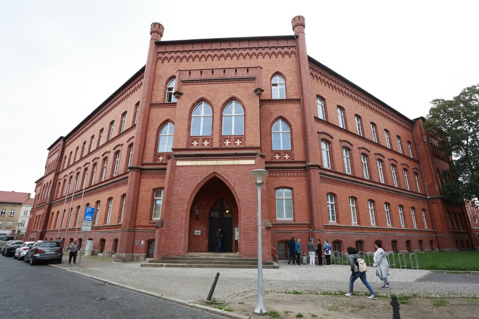 Kurz vor seinem Prozessbeginn: Verletzter Häftling flieht aus Klinik