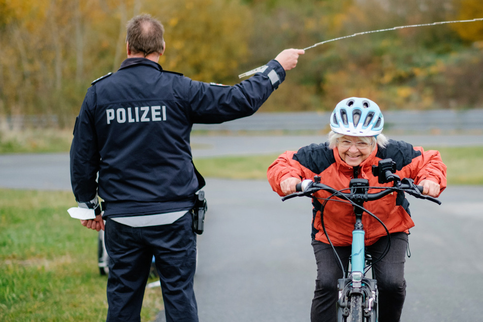 Höhere Geschwindigkeit, viele Unfälle: Senioren trainieren auf Pedelecs für mehr Sicherheit