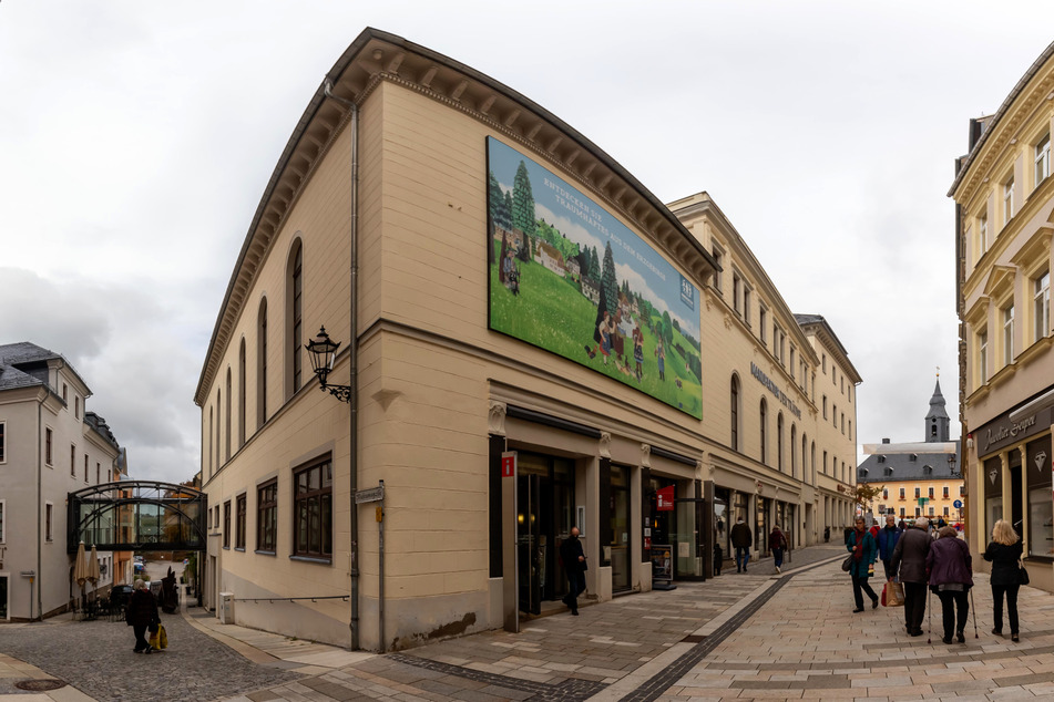 It is also available on a playful trip through the Erzgebirge in the Dream Manufactory by Annaberg-Buchholz.