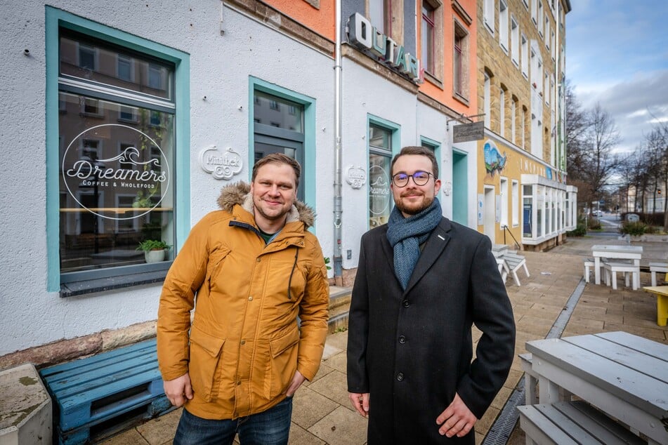 Matthias Dallinger (41, l.), Inhaber von Bohnenmeister, und Kurt Seidel (28) vor ihrem neuen Café auf dem Brühl.