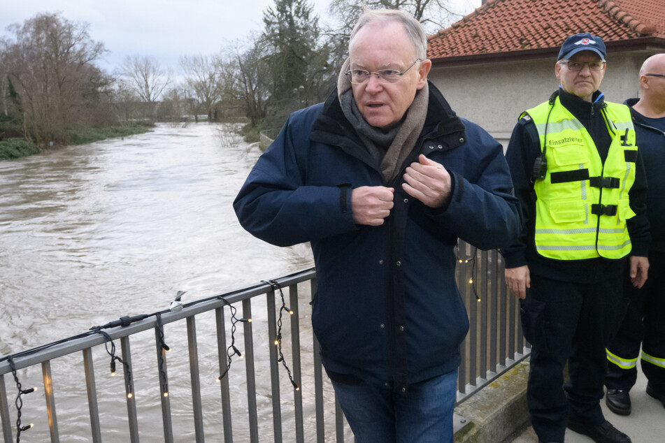 Niedersachsens Ministerpräsident Stephan Weil (SPD) machte sich an verschiedenen Orten ein Bild der angespannten Hochwassersituation.