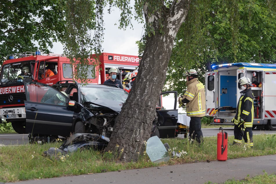 Das Auto raste frontal gegen einen Straßenbaum.