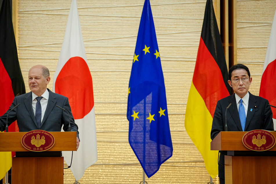 Japans Ministerpräsident Fumio Kishida (r.) hat den von Bundeskanzler Olaf Scholz (63, SPD) vollzogenen Kurswechsel in der Sicherheitspolitik gewürdigt.