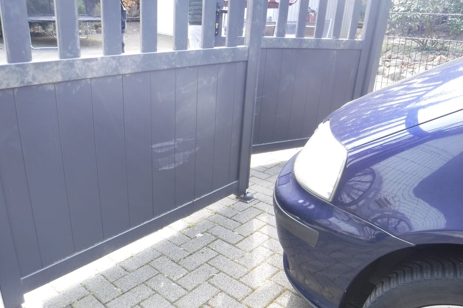 Der Ort des Unfalls: Die Autofahrerin war gegen das Tor gekracht, während auf der anderen Seite eine Frau (34) stand.