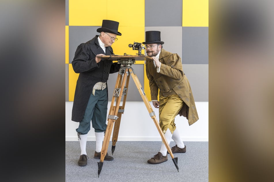 Ungefähr so werden die ersten Dresdner Messtrupps im 19. Jahrhundert ausgesehen haben.