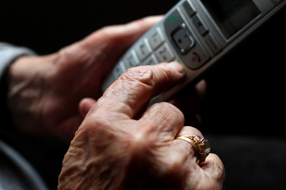 Am Mittwoch waren in Chemnitz erneut Telefonbetrüger am Werk. Bei einem 77-Jährigen ergaunerten sie 80.000 Euro. (Symbolbild)