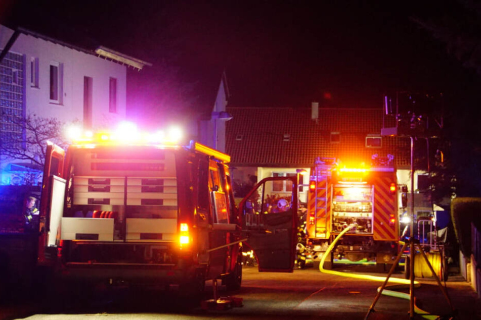 Die Feuerwehr am frühen Mittwoch vor dem Haus in Asperg.