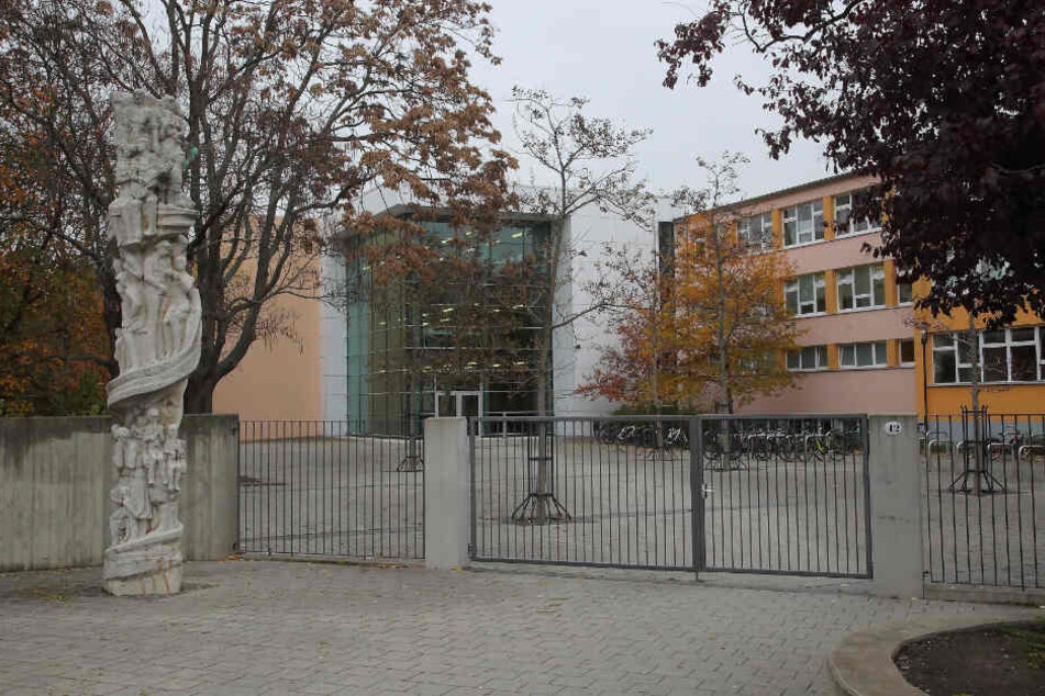 An dieser Schule in der Dresdner Johannstadt holte der Afghane das Mädchen (15) ab.