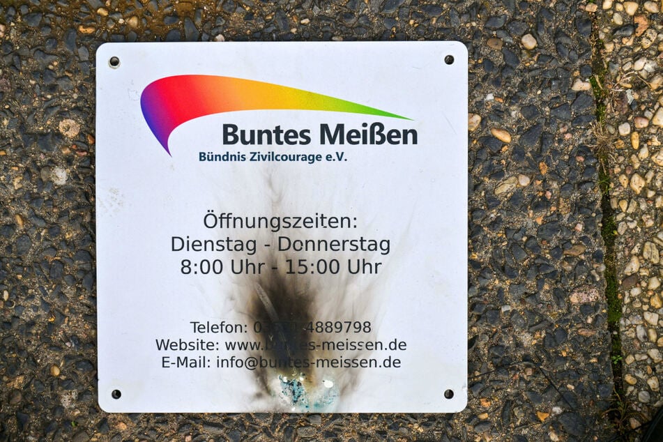 Auch das Schild wurde diese Woche angezündet.