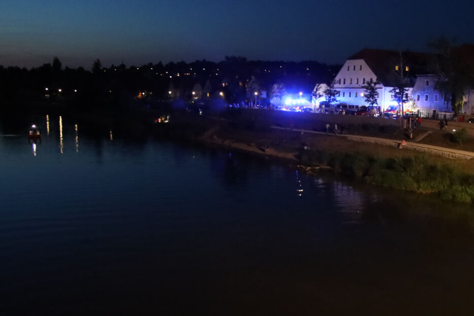 Blick auf den Einsatzort: Ein 82-jähriger Mann war beim Schwimmen im Fluss Regen plötzlich untergegangen.