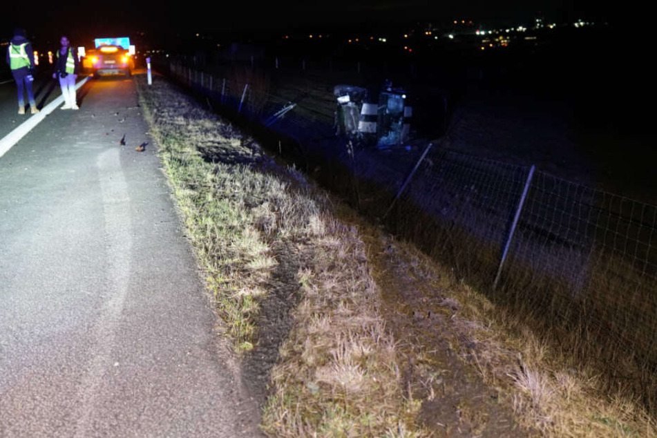 Der Wagen kam nach der Kollision mit der Mittelleitplanke nach rechts von der Straße ab.