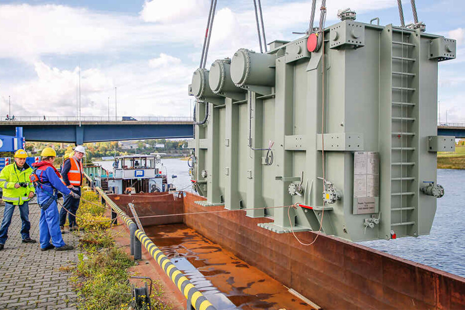 Dieser 190 Tonnen schwere Trafo wird nach Amsterdam verschifft.