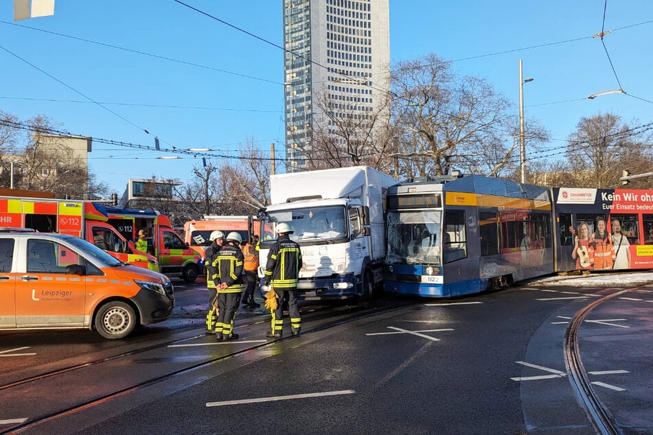 Eine Straßenbahn ist in Leipzig entgleist, nachdem sie mit einem Lkw zusammengekracht ist.