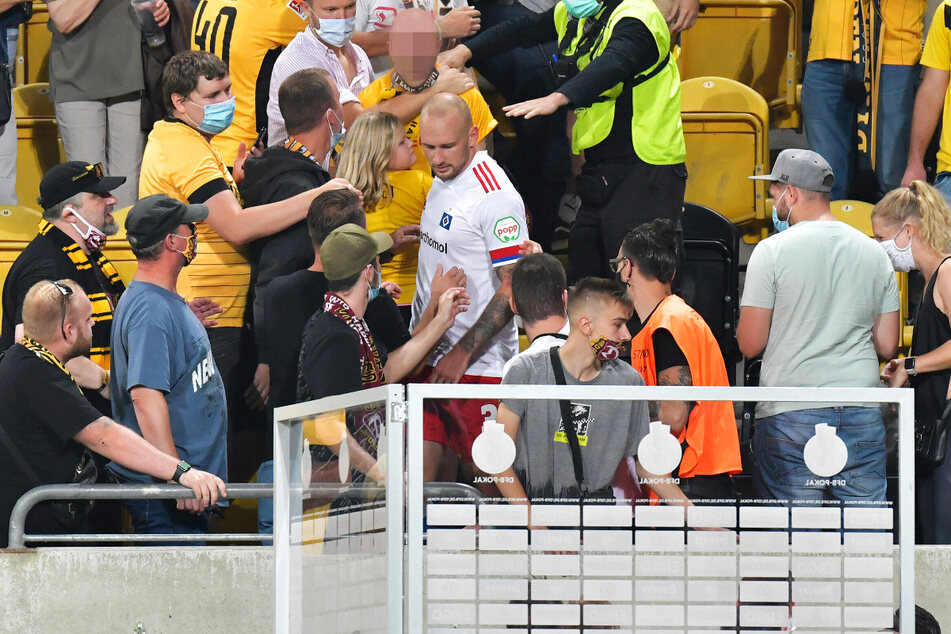Toni Leistner (30, weiß-rotes HSV-Trikot) hat sich bereits mit dem Fans zusammengesetzt und die Sache ausgeräumt.
