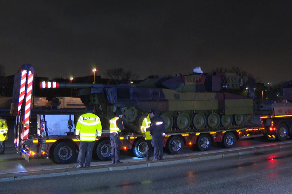 Polizisten stoppen einen Transport mit Panzern in Hamburg.