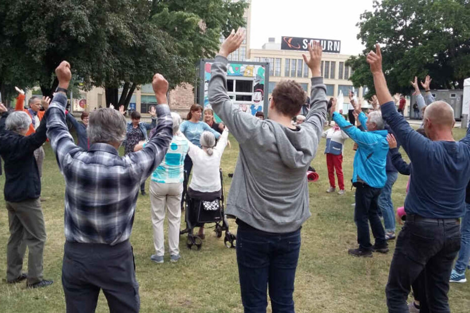 Wieder lauthals lachen wie ein Kind - das können Menschen beim Lachyoga trainieren.