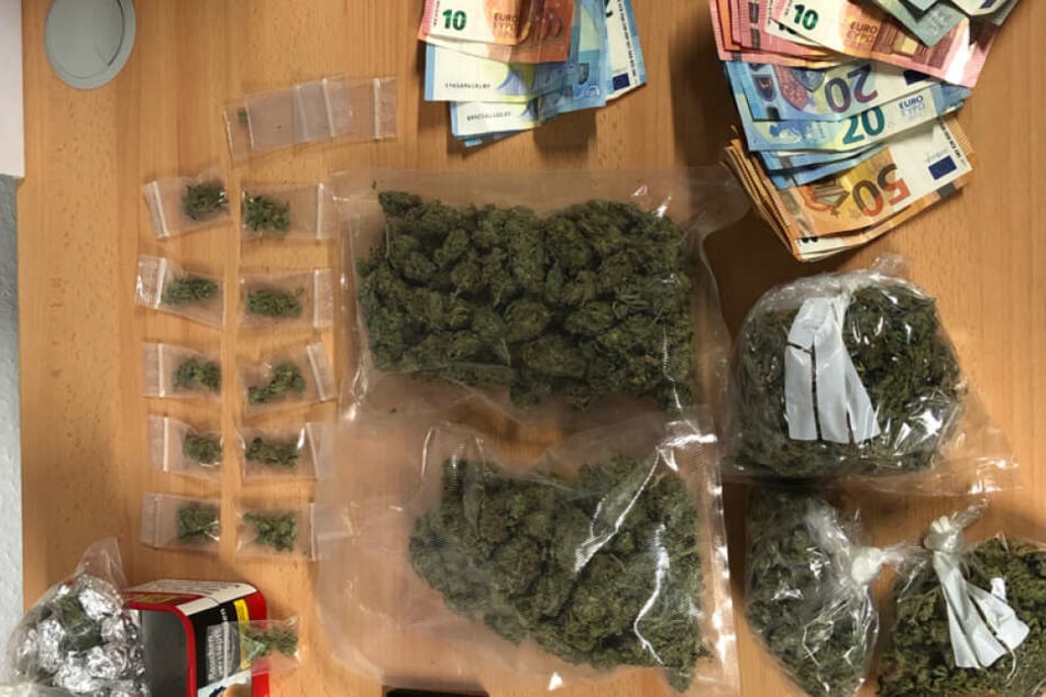 Die Polizei Gelsenkirchen stellte 400 Gramm Cannabis und viele Hundert Euro Bargeld bei einem 25-jährigen Mann aus Gelsenkirchen sicher.