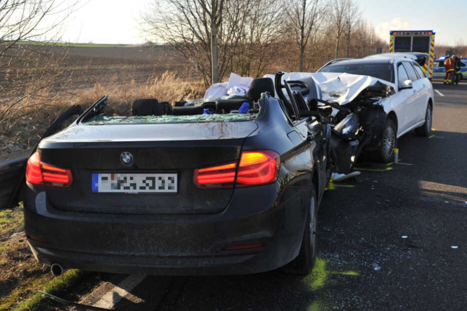 Ein Auto soll in den Gegenverkehr geraten und dann mit einem anderen frontal zusammengestoßen sein.