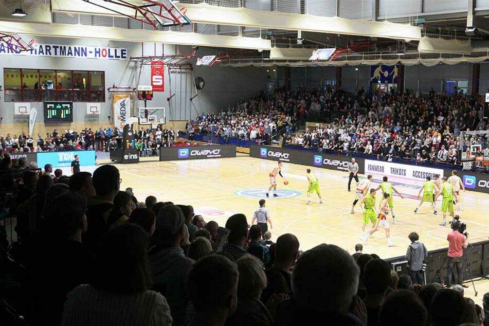 Da jubelte auch die Kanzlerin: Die Niners Chemnitz besiegten in einem packenden Basketballspiel Team Ehingen in der Hartmannhalle mit 84:73.
