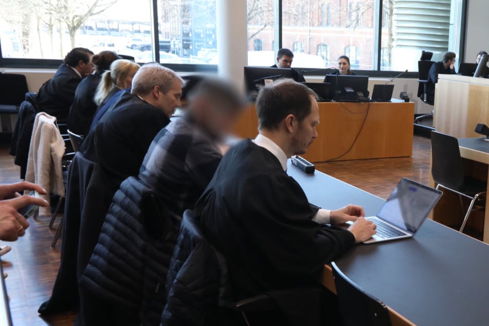 Ein vierter Beschuldigter wurde noch im Augsburger Landgericht festgenommen, nachdem auch er zu einer Haftstrafe verurteilt wurde.