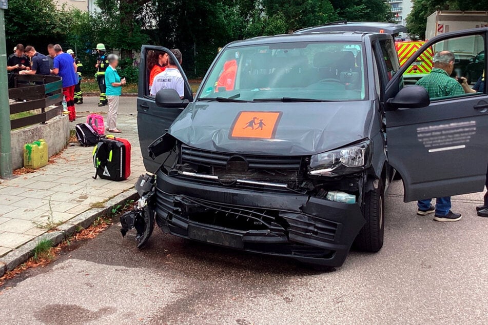 Unfall mit Schulbus in München: Fünf Menschen verletzt, darunter zwei Kinder