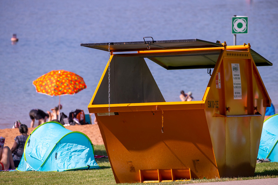 Ein großer Container steht am Brombachsee, nachdem die kleinen Mülleimer abmontiert wurden.