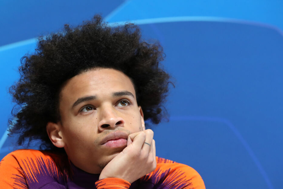 Der vom FC Bayern München umworbene Fußball-Nationalspieler Leroy Sané hat sich eine schwere Verletzung am rechten Kreuzband zugezogen und fällt deshalb aus.